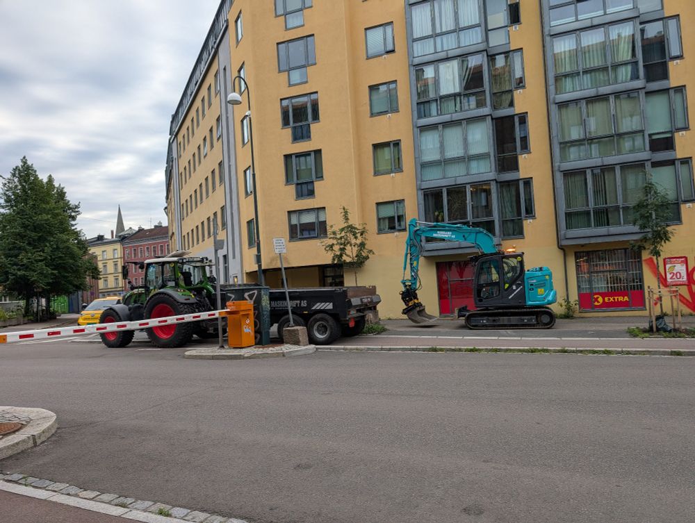 Gravemaskin og traktor med henger midt inni sykkelveien uten omkjøring. Dritskummelt