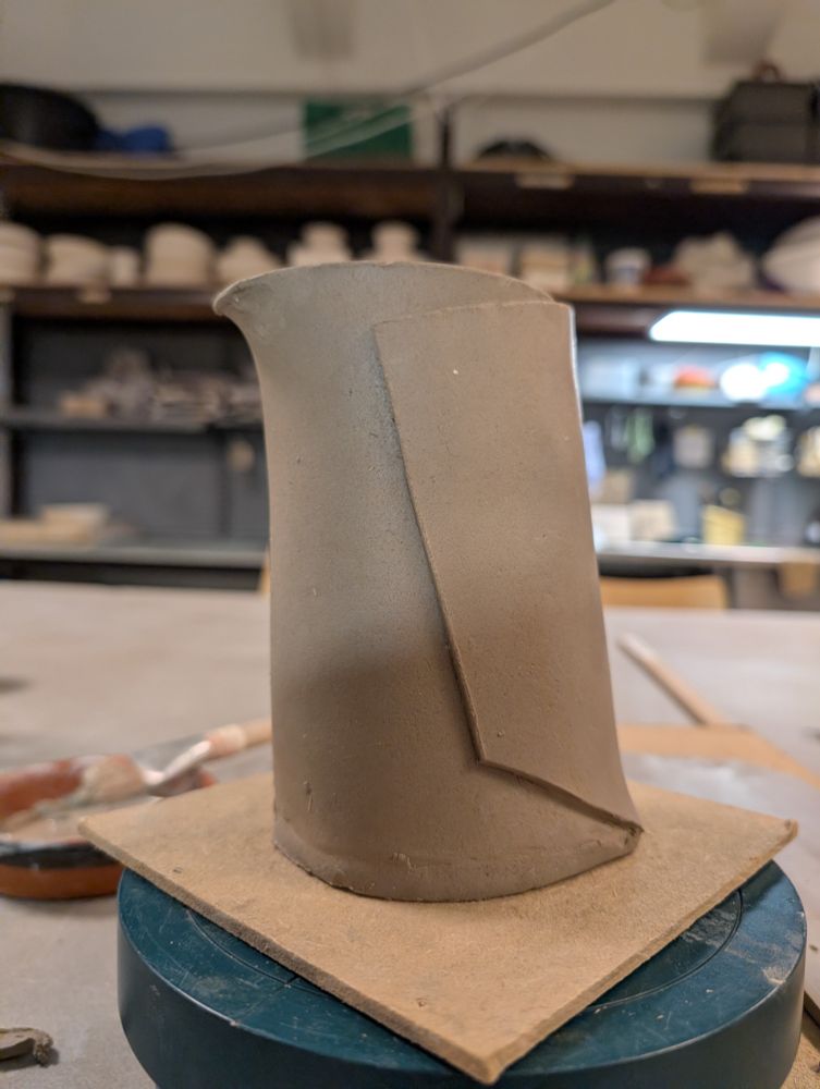 Kanne uten håndtak, med et slags omslag. Omslagsvase? 