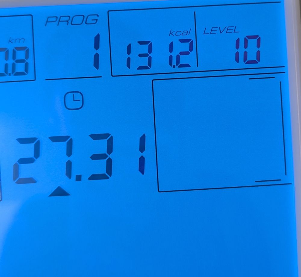 Computer am Fitnessbike/Trainingsbike zeigt die km Angabe abgeschnitten an, 131.2 Kalorien, Level 10, 27.31 Minuten 