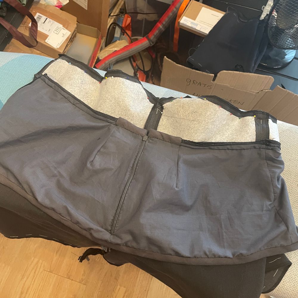 The picture shows the inside of Raphael’s trousers. They are unfinished, but a closed zipper can be seen to keep the hole in the back shut
