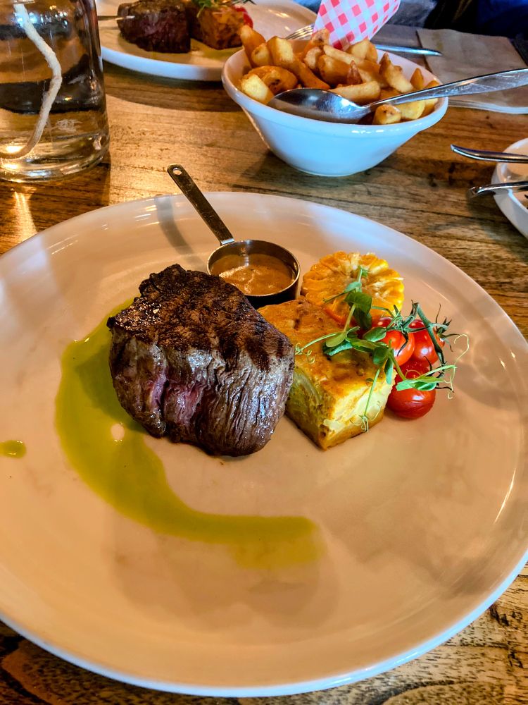 Tournedos, pepersaus en garnituur