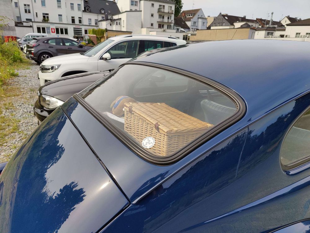 Volvo 544 Heckablage mit Picknikkiste (?) und Stofftier