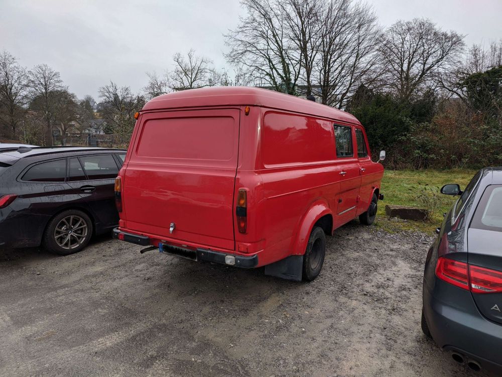 Roter Ford Transit von hinten