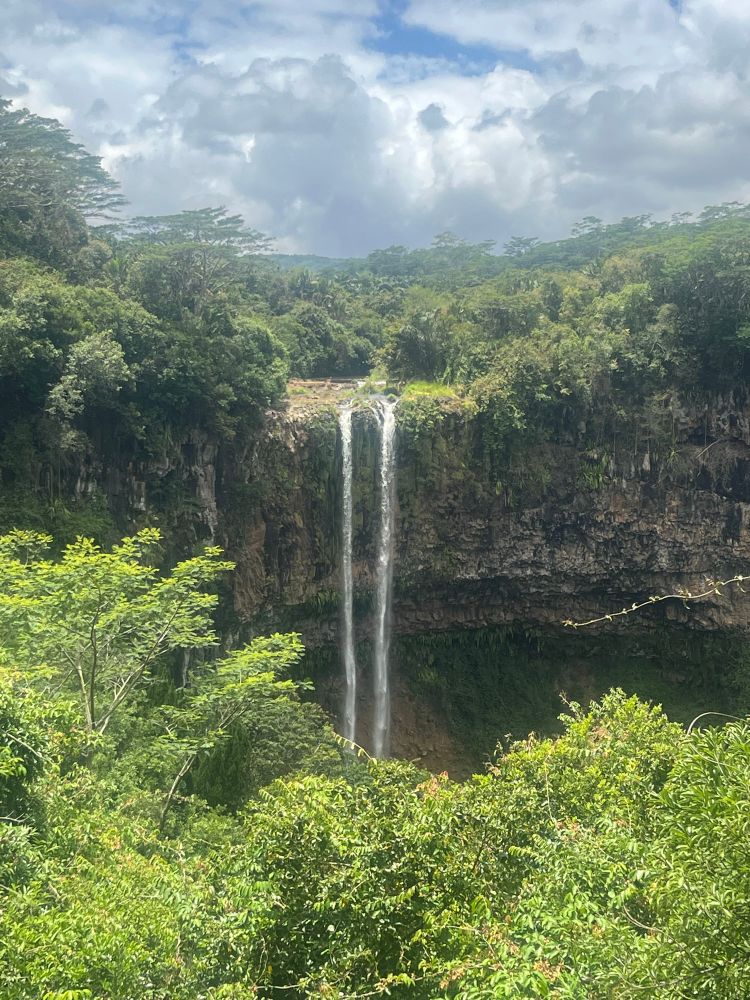 Chute de Chamarel à Maurice. Une double chute de 100m de eau milieu de la forêt mauricienne. 