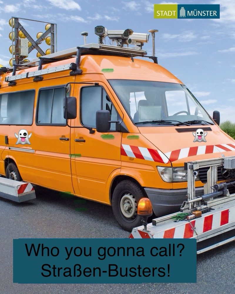 Who you gonna call? Straßen-Busters! Darüber ein orangenes Fahrzeug mit viel Messtechnik.
