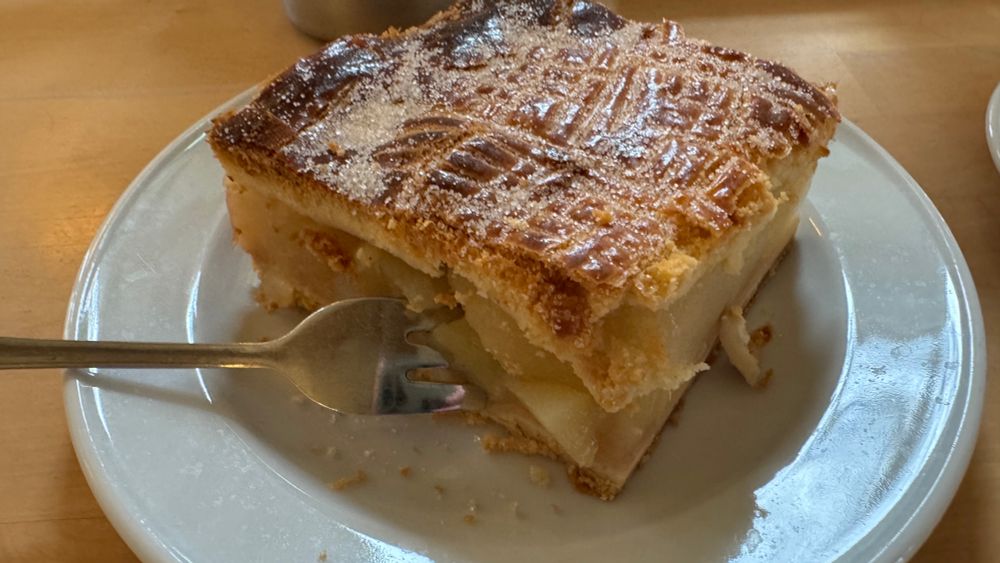 Ein Stück gedeckter Apfelkuchen