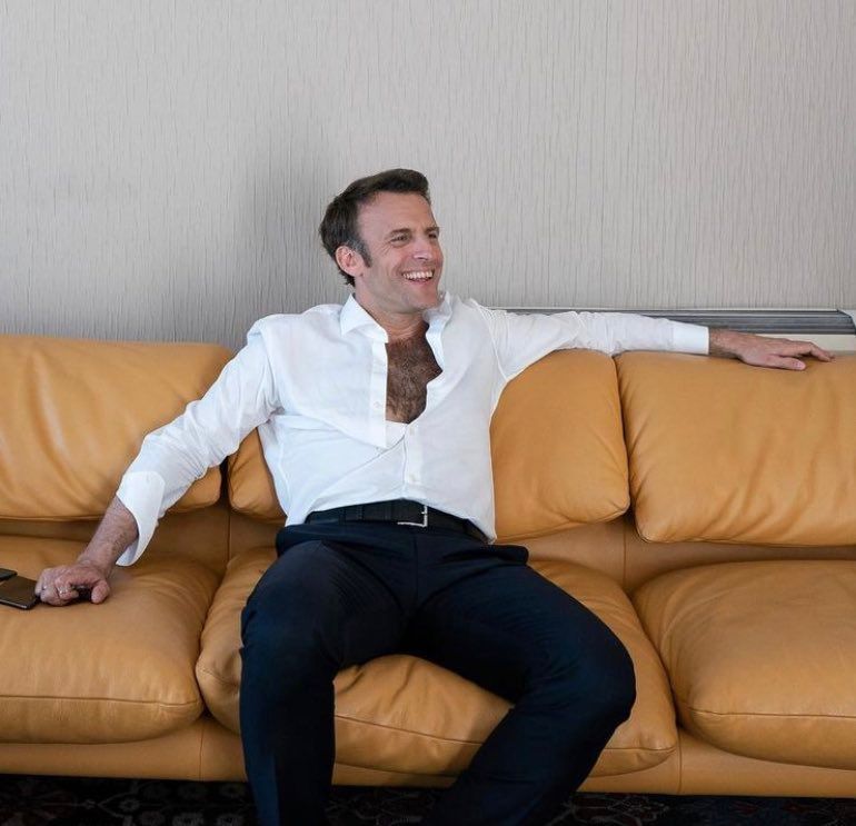 Emmanuel Macron, chemise ouverte sur son torse velu, vautré sur un sofa