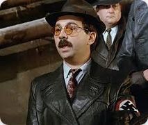 Gérard Jugnot interprète Rami, collabo brassard nazi au bras, dans "Papy fait de la Résistance."