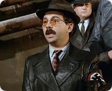 Jugnot dans "Papy fait de la résistance," où il interprète le collabo Rami, ici avec un brassard  à croix gammée