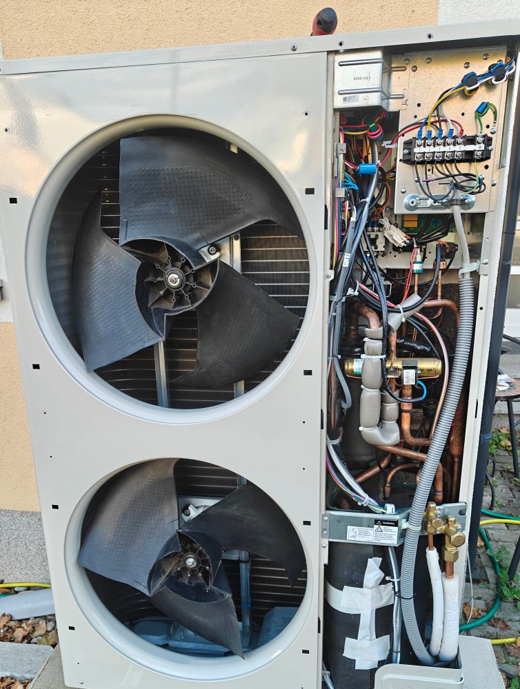 Geöffnete Wärmepumpe mit 2 Ventilatoren und Elektronikbox