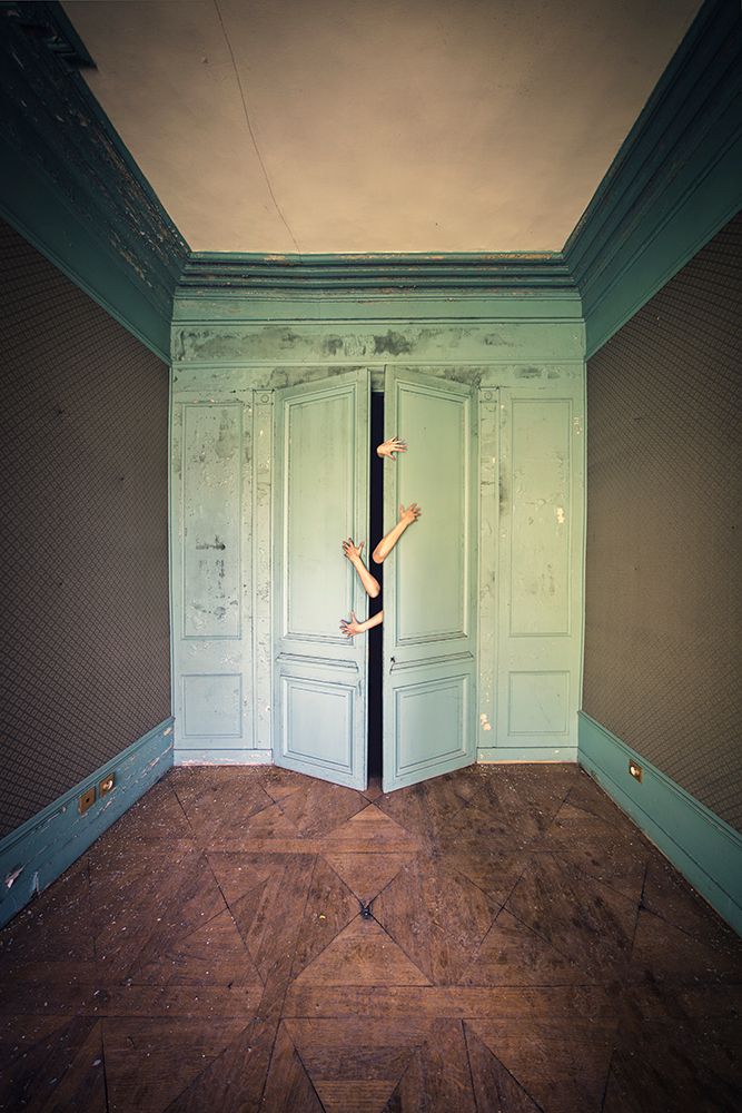 photographie lieu abandonné, urbex, avec des bras qui sortent d'un placard