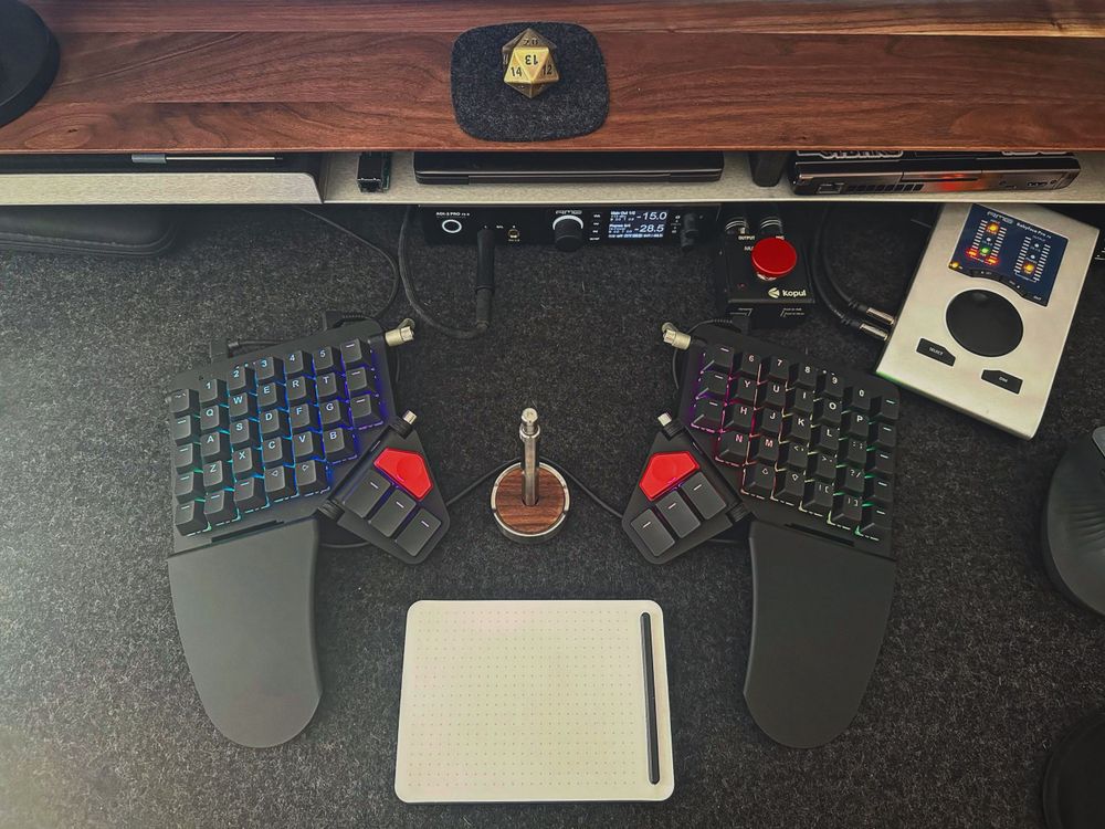 Desk with ZSA Moonlander