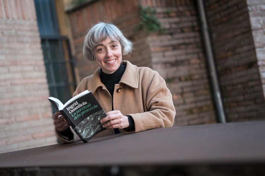 L'assagista, realitzadora, curadora i gestora cultural Ingrid Guardiola amb el seu darrer llibre 'La servitud dels protocols'. Foto: David Borrat