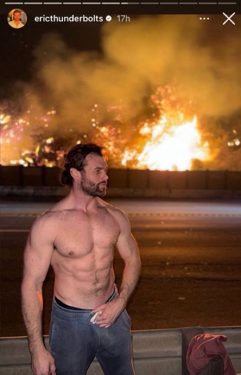 Print de um story exibindo um influencer meio burro e musculoso do jeito que o diabo gosta posando sem camisa em frente a um foco de incêndio na Califórnia. Ele olha para o lado com expresso contemplativa 