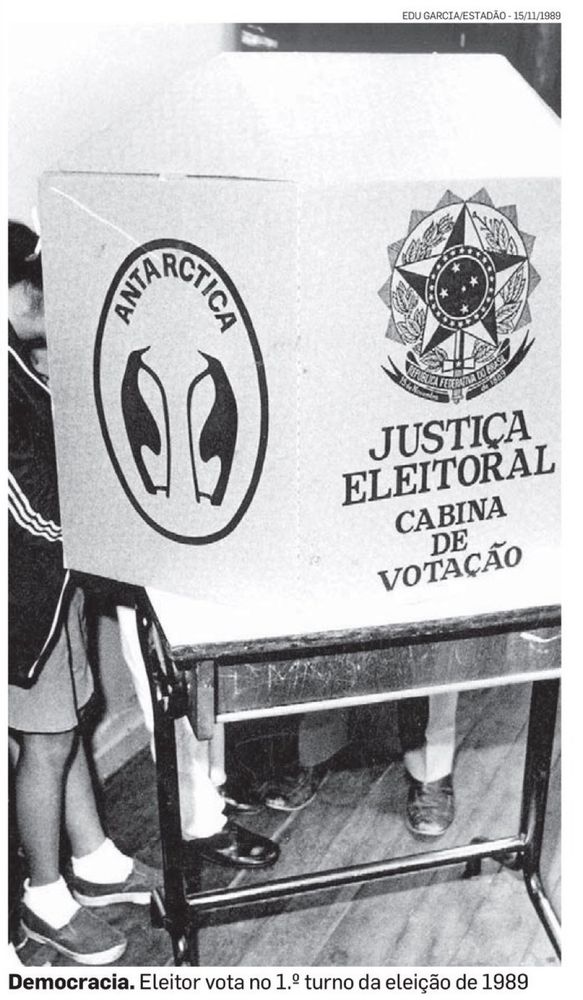 Cabine eleitoral com o emblema da Justiça Eleitoral e o logo da Antarctica