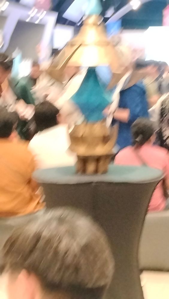 blurry picture of a mini aetheryte. like it's really blurry idk why i even bothered holy fuck