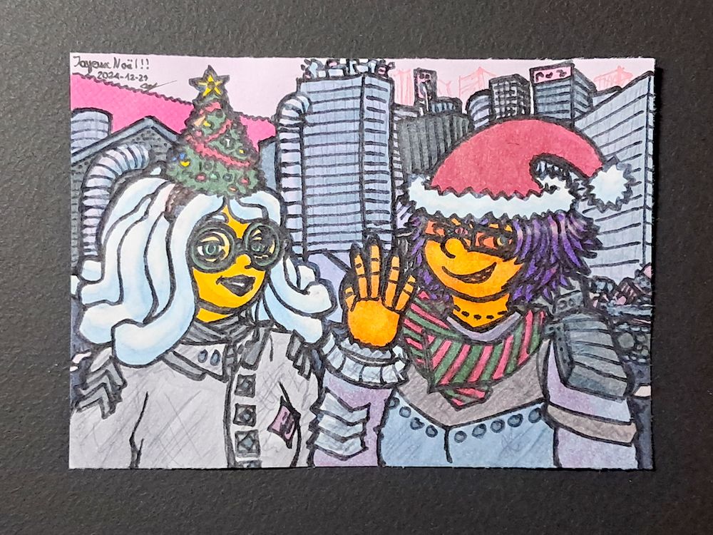 Un dessin montrant Ash, une femme avec des cheveux blancs épais portant un chapeau-sapin de noël et en tenue grise avec chevrons sur les côtés, des lunettes devant des yeux verts et blasée, se tenant à côté de Clémentine, une autre femme avec une tenue mauve et grise + métallique, des cheveux violets et des lunettes rectangulaires teintées rouges devant des yeux jaunes et portant un chapeau rouge fourré blanc sur la tête + entousiaste et se tenant toutes les deux devant des immeubles gris et des tuyaux de la ville d'Améthyste, avec un mur énergétique + au loin. 