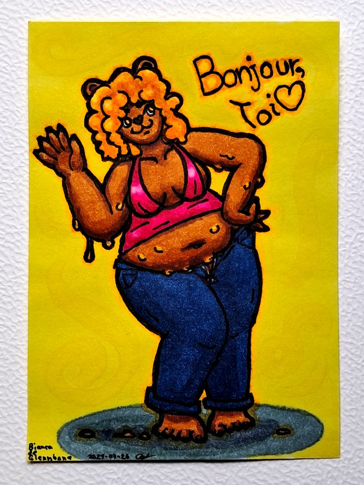 Un portrait de Bianca, une femme-ours à miel plutôt ronde portant un crop-top rose et un jean bleu, faisant "Bonjour Toi" avec sa main droite levée ; elle a des cheveux jaunes évoquant le miel, et sa fourrure suinte également le miel ; sur fond jaune.