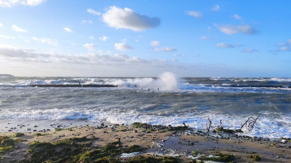 Stürmische Ostsee, blauer Himmel
