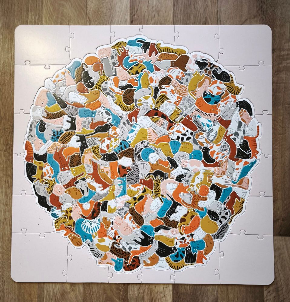 Puzzle mit 300 Puzzleteilen in Katzenformen.