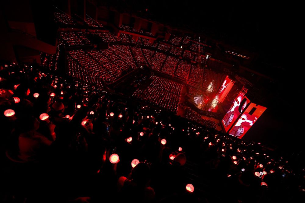 photo of the 'warning' concert from the crowd