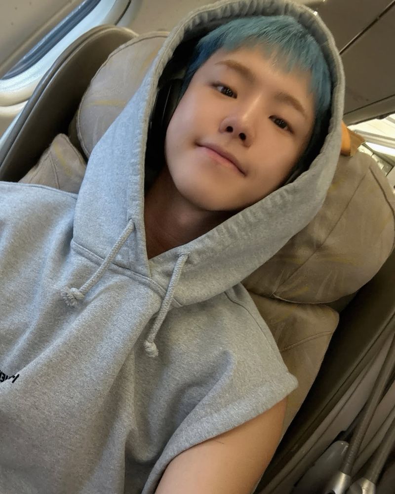 hoshi sitting on a plane