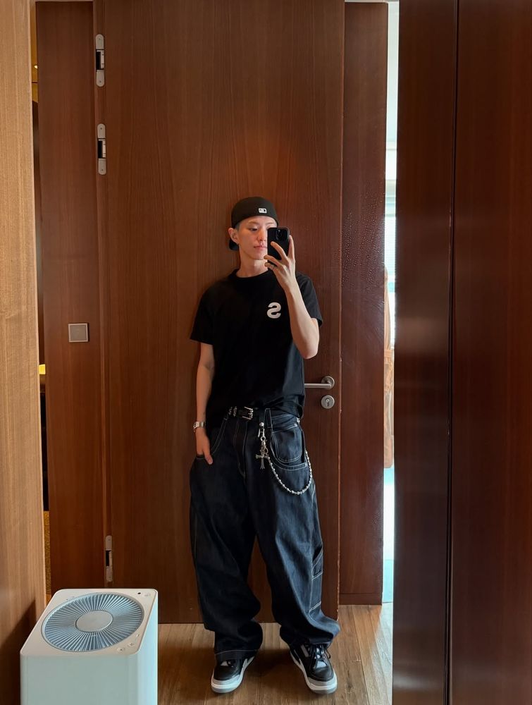 hoshi mirror selfie