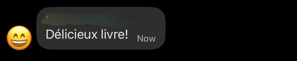 Screenshot d’un SMS de mon pote qui dit « délicieux livre ! »