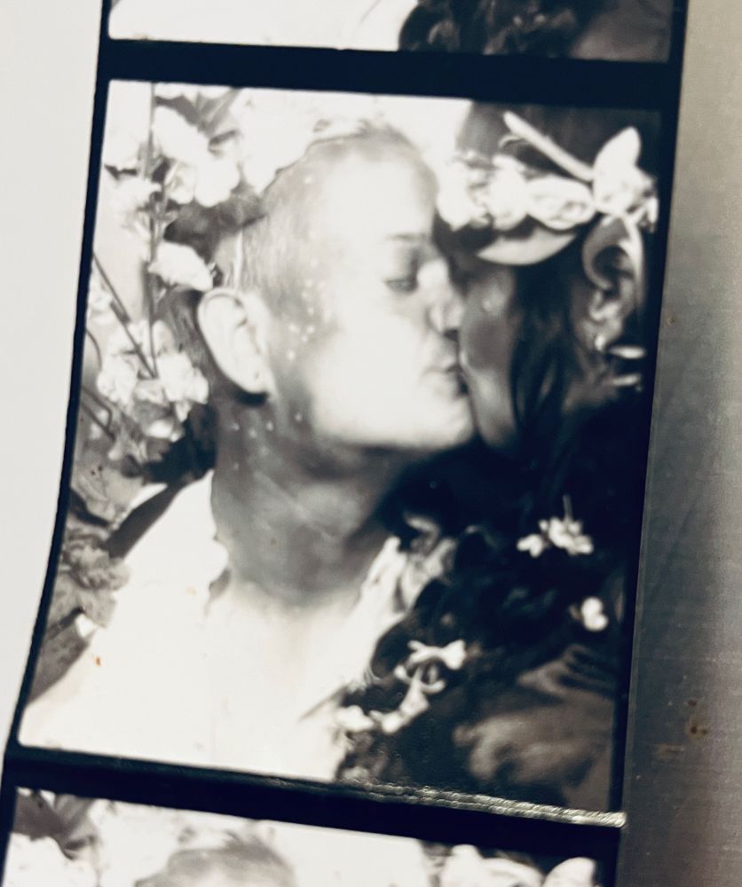 Foto från fotoautomat där vi pussas och är utklädda till typ fauner med massa blommor