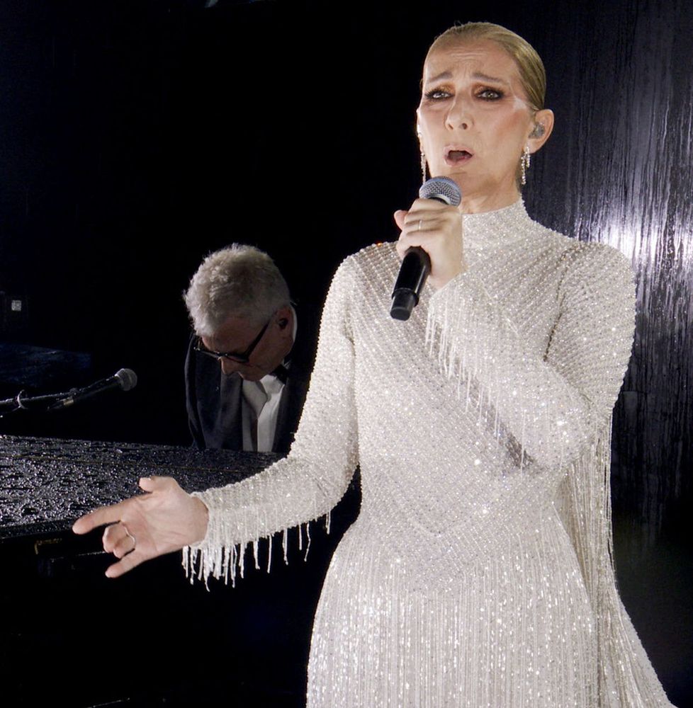 Céline Dion en train de chanter sur la tour Eiffel à la cérémonie d'ouverture des jeux olympiques de 2024.