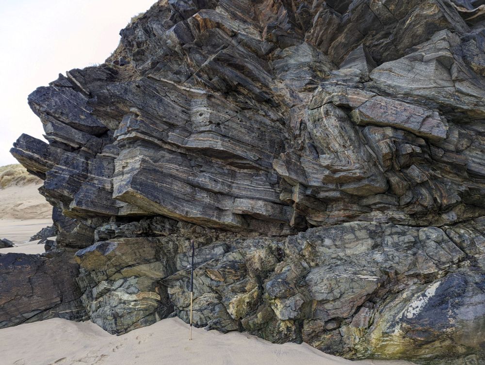 Grey and pale green banded rocks (mylonitic gneiss) contorted by folds and sub horizontal thrusts.
Traigh Shanndaigh near Ness, Isle of Lewis.