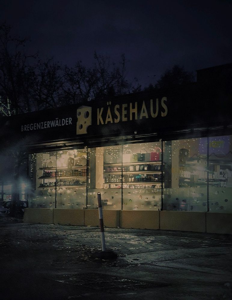 ​EinBregenzerwälder  Käsehaus abends von außen beleuchtet.