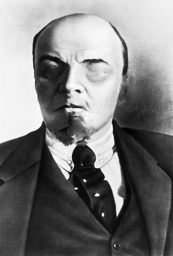 Lenin with no eyes, ears and no moustache