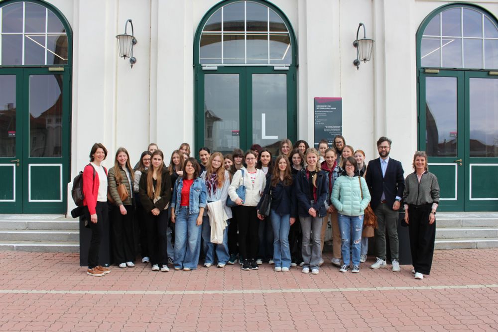 Gruppenfoto zeigt Schülerinnen des BG/BRG Tulln an der Universität Krems