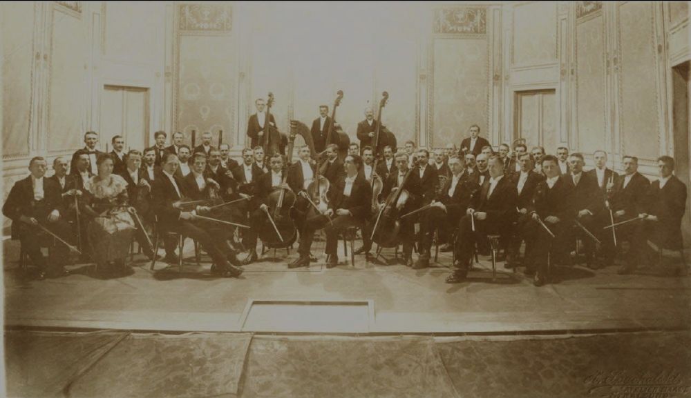 Eugen Fenyves als Kapellmeister in der Mitte seines Orchesters.