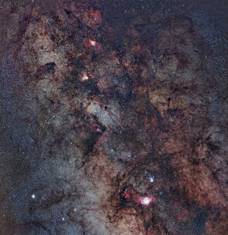 ✨ Heart of the Galaxy ✨
The Milky Way core in all its dusty, glowing splendor.

#MilkyWay #GalacticCore #Astrophotography #NightSky #AstronomyLovers #AstroNight #Starscape #DeepSky #AstroPhotography #CanonAstro #WideFieldAstro