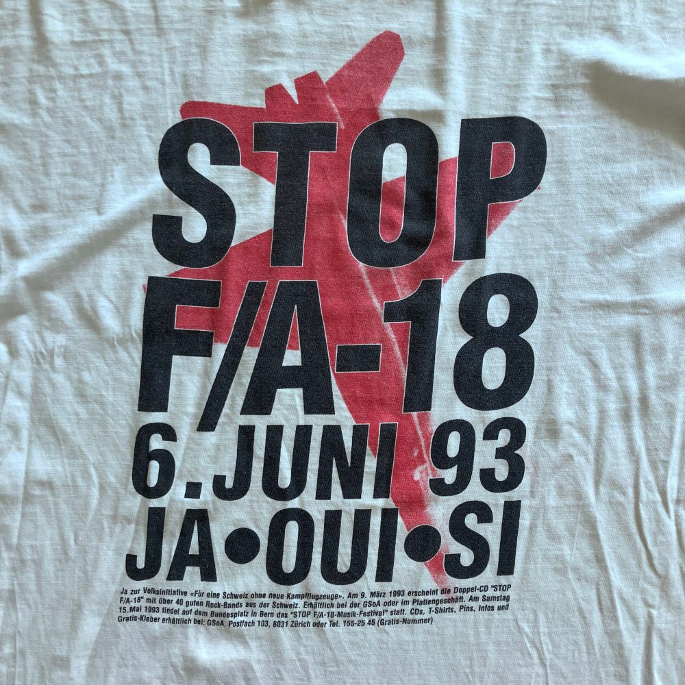T-Shirt-Aufdruck: „STOP F/A-18. 6. Juni 93. Ja. Oui. Si“