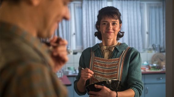 Sarah Spahle als Betty Bossi mit Rührbesen im Film HALLO BETTY.