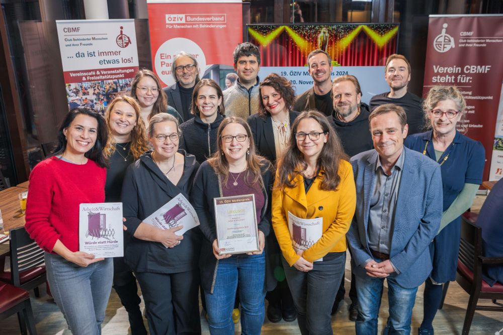 Das Team der Arbeit&Wirtschaft steht da und hält den Preis sowie die prämierte Ausgabe.