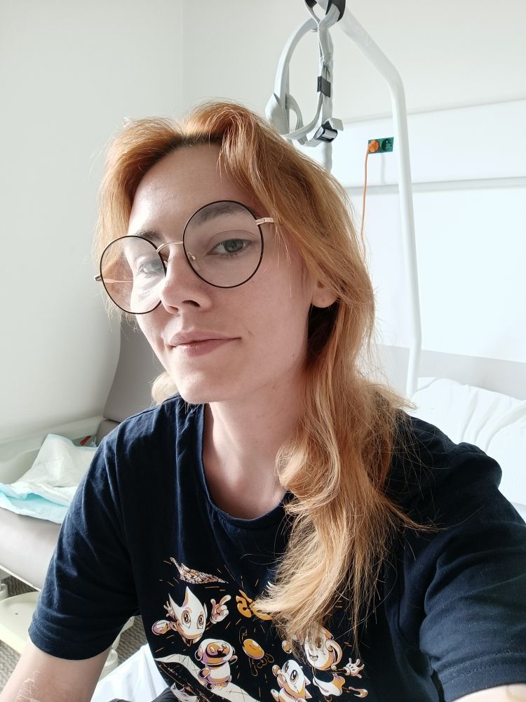 Selfie, t-shirt Speedons 5, en lendemain d'appendicectomie, assise sur mon lit d'hôpital 