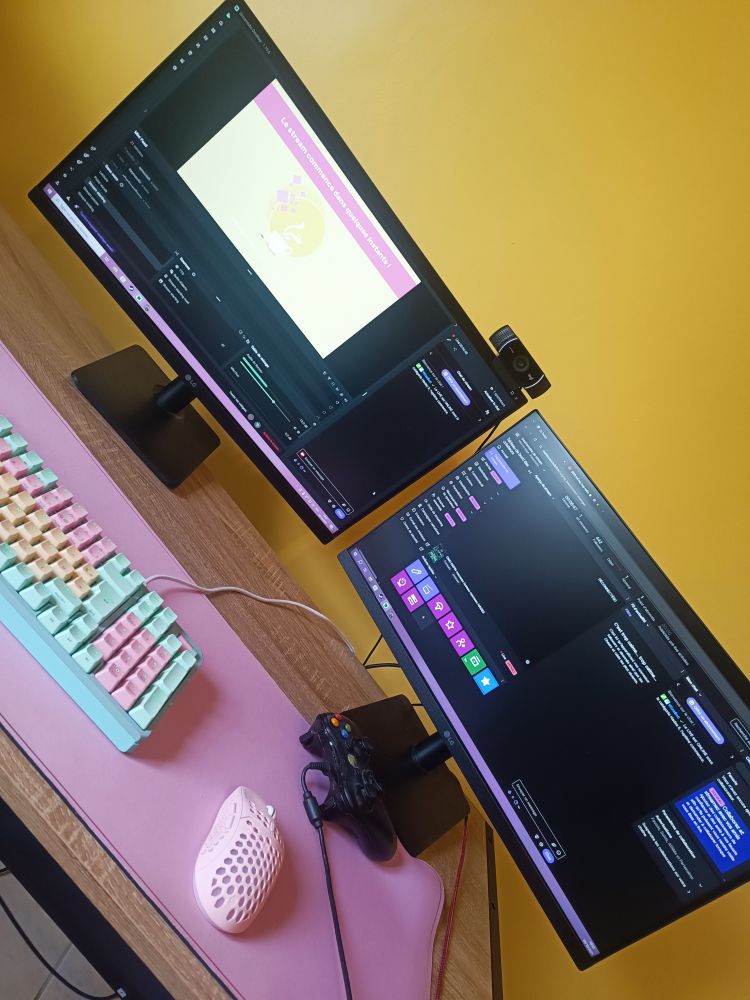 Un joli set up coloré avec un mur jaune vif en fond, les écrans montrent une interface de stream Twitch 
