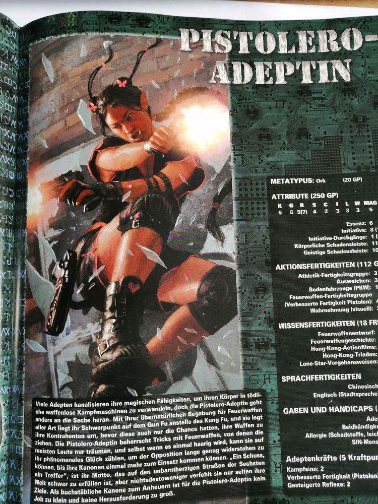 Seite aus dem „Shadowrun Grundregelwerk 4.01D“, die den Archetypen der „Pistolero-Adeptin“ zeigt. Links dominiert eine dynamische Illustration einer weiblichen Orkin mit geflochtenen Zöpfen, die mit zwei Pistolen durch eine zerberstende Glasscheibe springt. Mündungsfeuer leuchtet auf, während Glassplitter durch die Luft fliegen. Rechts befindet sich eine tabellarische Auflistung mit Attributen, Fertigkeiten und Eigenschaften der Figur. Unten ein erklärender Fließtext, der die Pistolero-Adeptin als magische Kämpferin beschreibt, die ihre übernatürlichen Fähigkeiten mit Schusswaffen kombiniert, statt auf waffenlosen Nahkampf zu setzen.