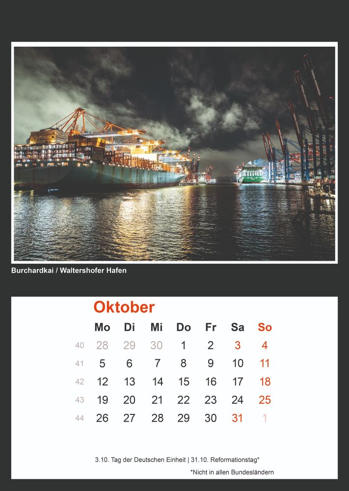 Eine nächtliche Aufnahme eines großen Containerschiffs, das am Kai im Hamburger Hafen anlegt oder beladen wird. Das Schiff und die Hafenanlagen sind hell beleuchtet, und ihre Lichter spiegeln sich im dunklen Wasser. Im Hintergrund sind hohe Kräne und weitere beleuchtete Hafenstrukturen zu erkennen, alles unter einem dunklen, wolkigen oder nebligen Himmel. Unter dem Bild steht in roter Schrift "Oktober" mit einem Kalenderblatt und darunter der Text "Burchardkai / Waltershofer Hafen". Die Feiertage 3.10. (Tag der Deutschen Einheit) und 31.10. (Reformationstag) sind ebenfalls aufgeführt.