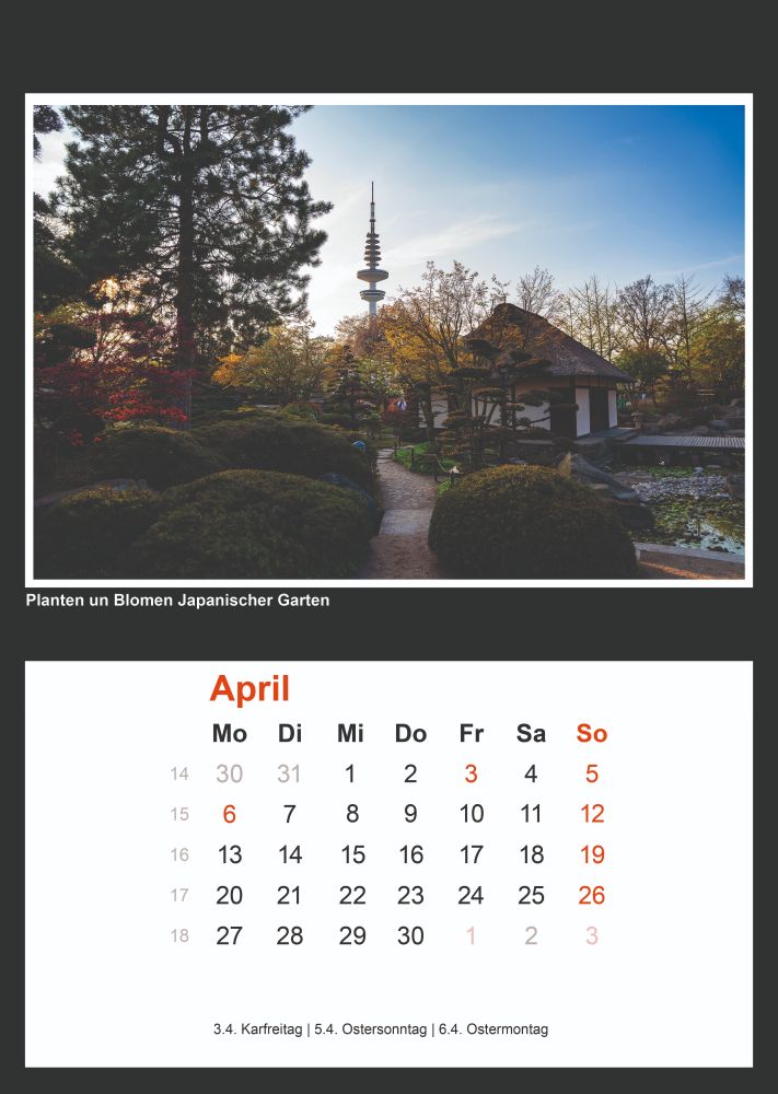 Eine Landschaftsaufnahme, die den Japanischen Garten im Park Planten un Blomen zeigt. Im Vordergrund sind dunkelgrüne Büsche und ein schmaler, geschwungener Weg zu sehen, der zu einem traditionellen japanischen Teehaus mit einem strohgedeckten Dach führt. Im Hintergrund, über den Bäumen, ragt der Fernsehturm von Hamburg (Heinrich-Hertz-Turm) in den blauen Himmel. Unter dem Bild steht der Text "Planten un Blomen Japanischer Garten" sowie ein Kalender für den Monat April.