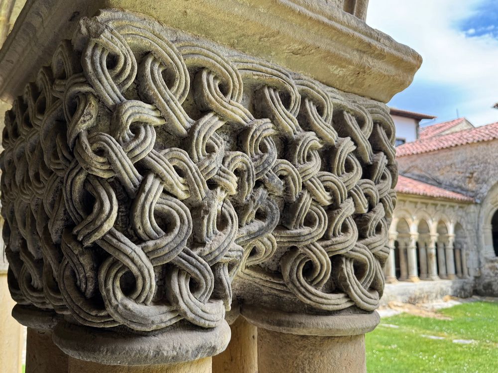 A romanesque capital in Santillana del Mar, Cantabria, which looks like an interlocking molecular structure 