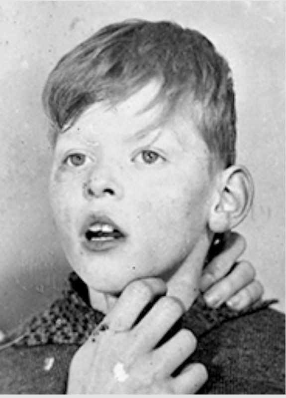 Foto eines Kindes in schwarz weiß Dargestellt ist Julius Gottschalk