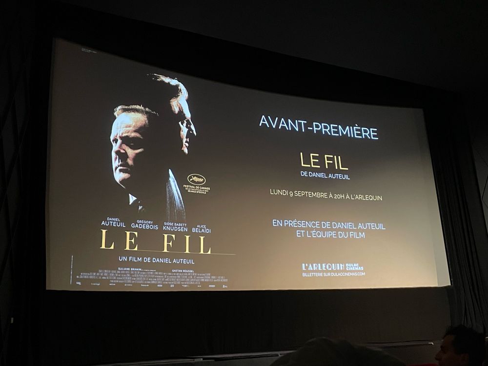 Image projetée sur grand écran de l’affiche du film « Le fil ».