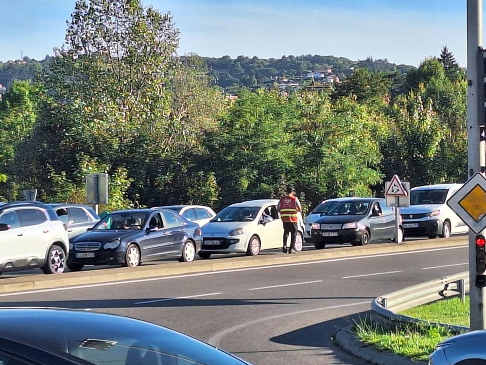 Tractage devant une file de voiture