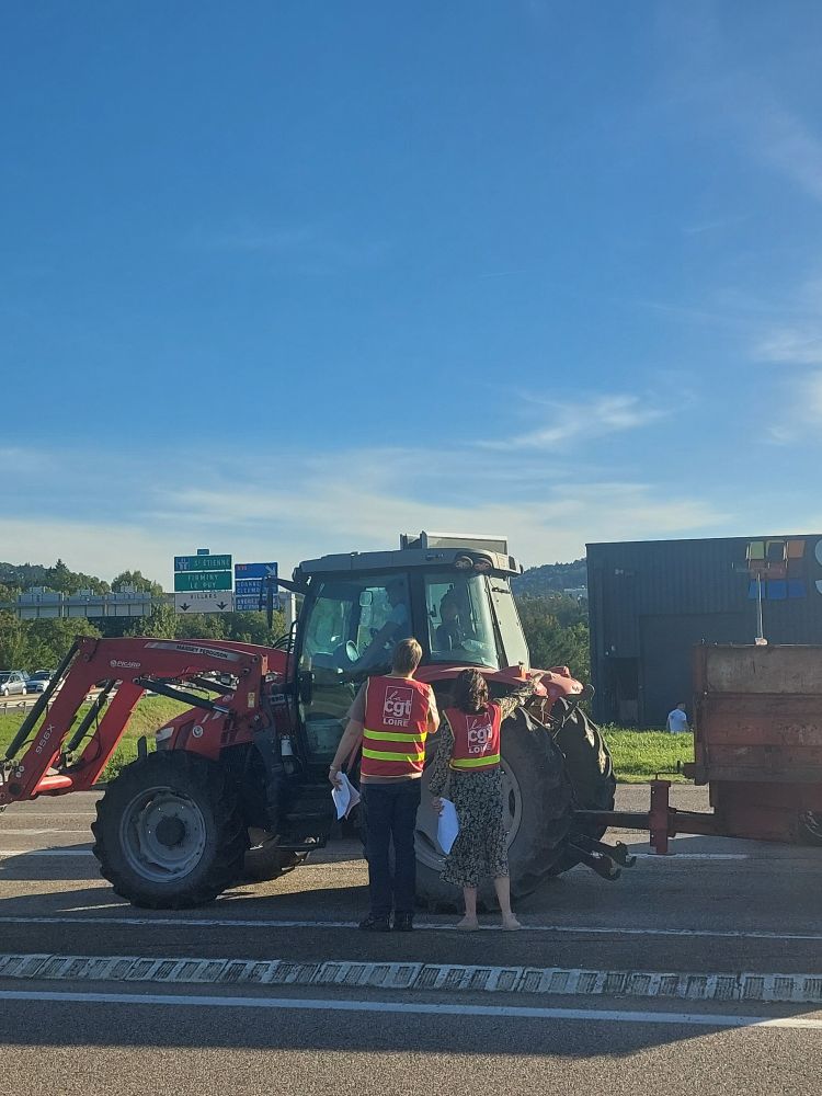 Tractage sur la route avec un tracteur