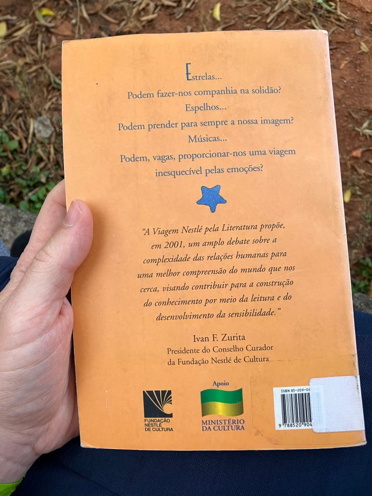 Texto de contracapa do livro: 

Estrelas...
Podem fazer-nos companhia na solidão?
Espelhos....
Podem prender para sempre a nossa imagem?
Músicas...
Podem, vagas, proporcionar-nos uma viagem inesquecível pelas emoções?

A Viagem Nestlé pela Literatura propõe, em 2001, um amplo debate sobre a complexidade das relações humanas para uma melhor compreensão do mundo que nos cerca, visando contribuir para a construção do conhecimento por meio da leitura e do desenvolvimento da sensibilidade."

Ivan F. Zurita
Presidente do Conselho Curador da Fundação Nestlé de Cultura
MACSLEBIO
